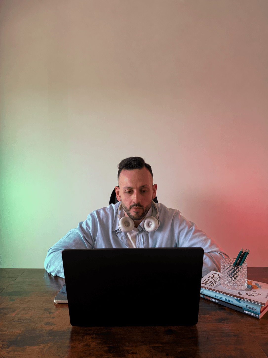 Marco Petruzzello in studio di registrazione con microfono