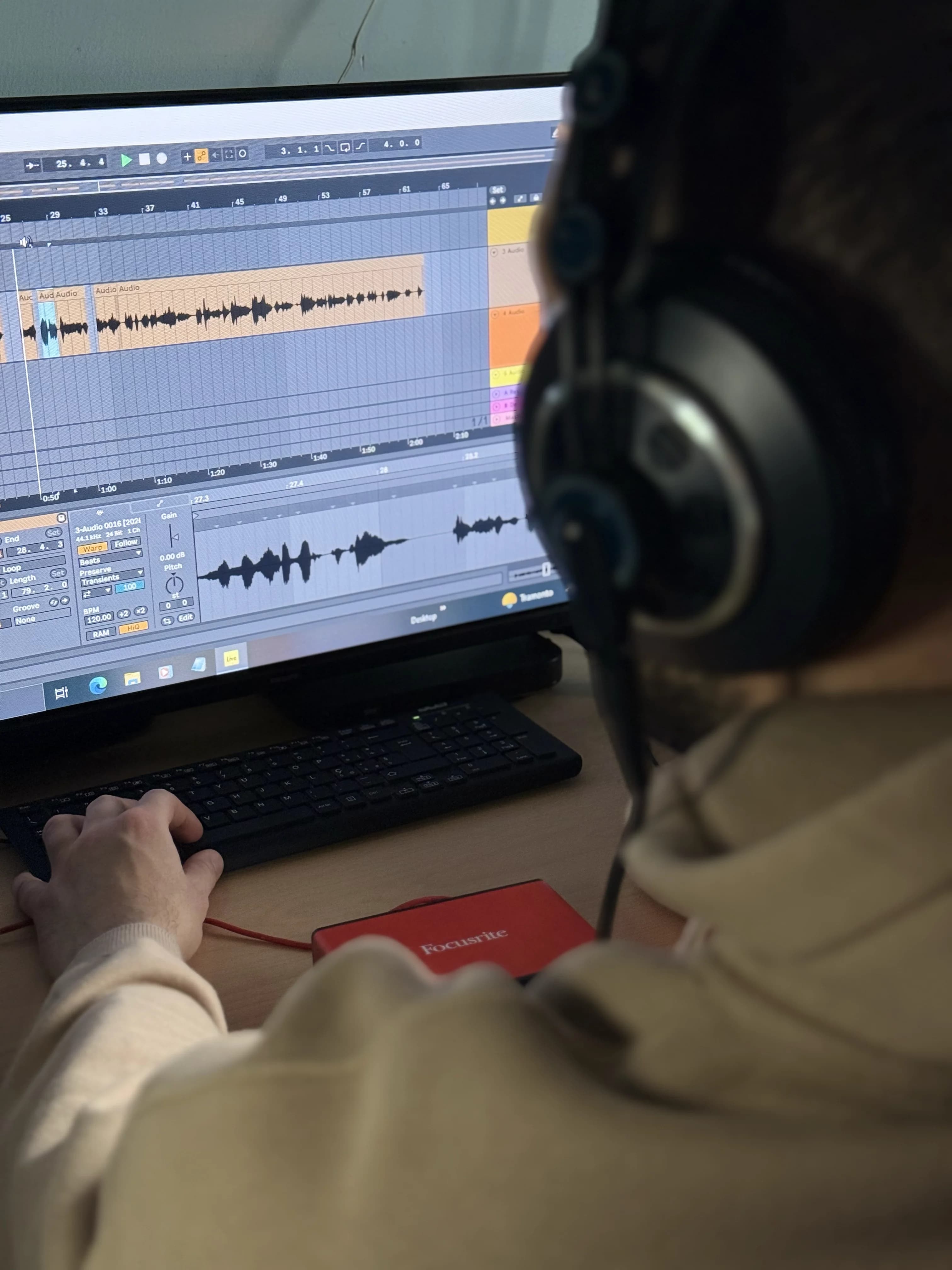 Music producer al mixer con monitor da studio