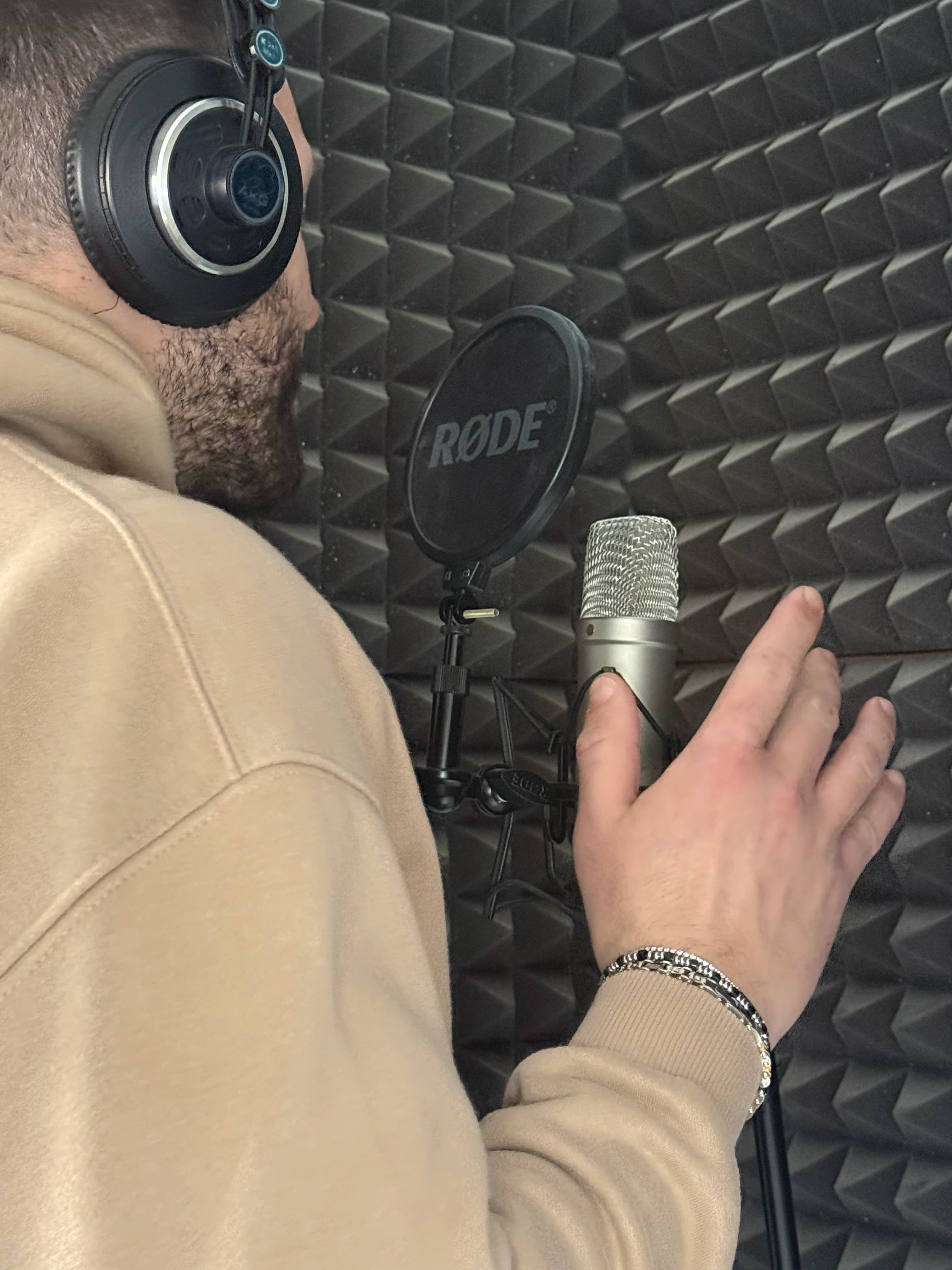 Voice over professionale in studio di registrazione